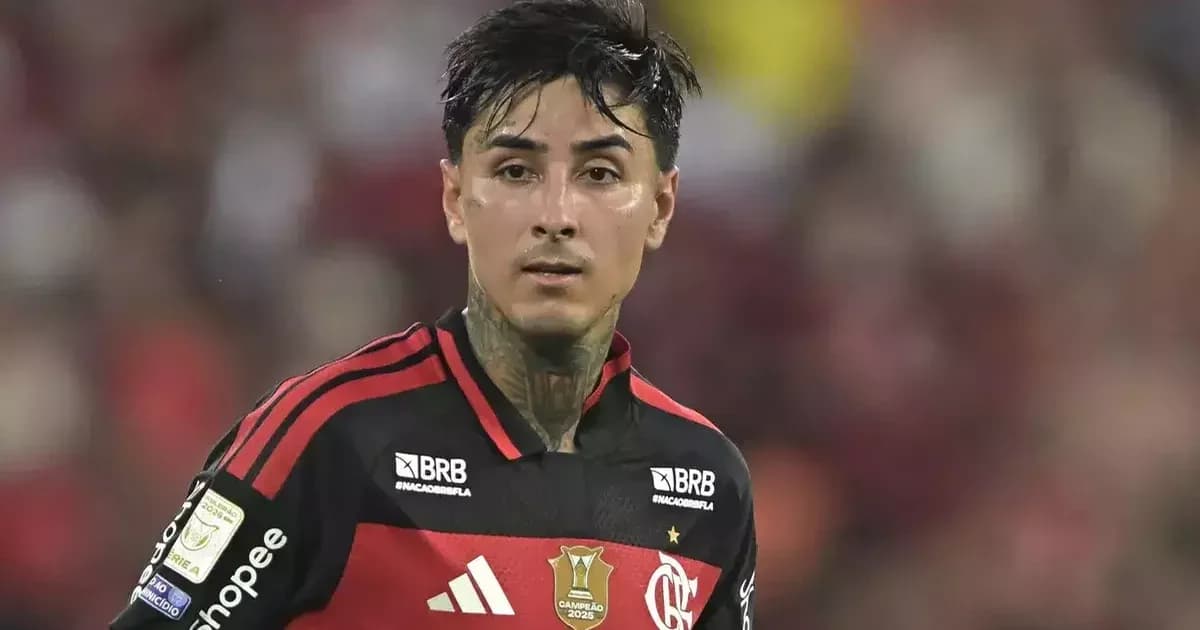 Imagem de jogador anônimo assinando renovação até 2029 no estádio ao pôr do sol, com celular mostrando post e torcida ao fundo.