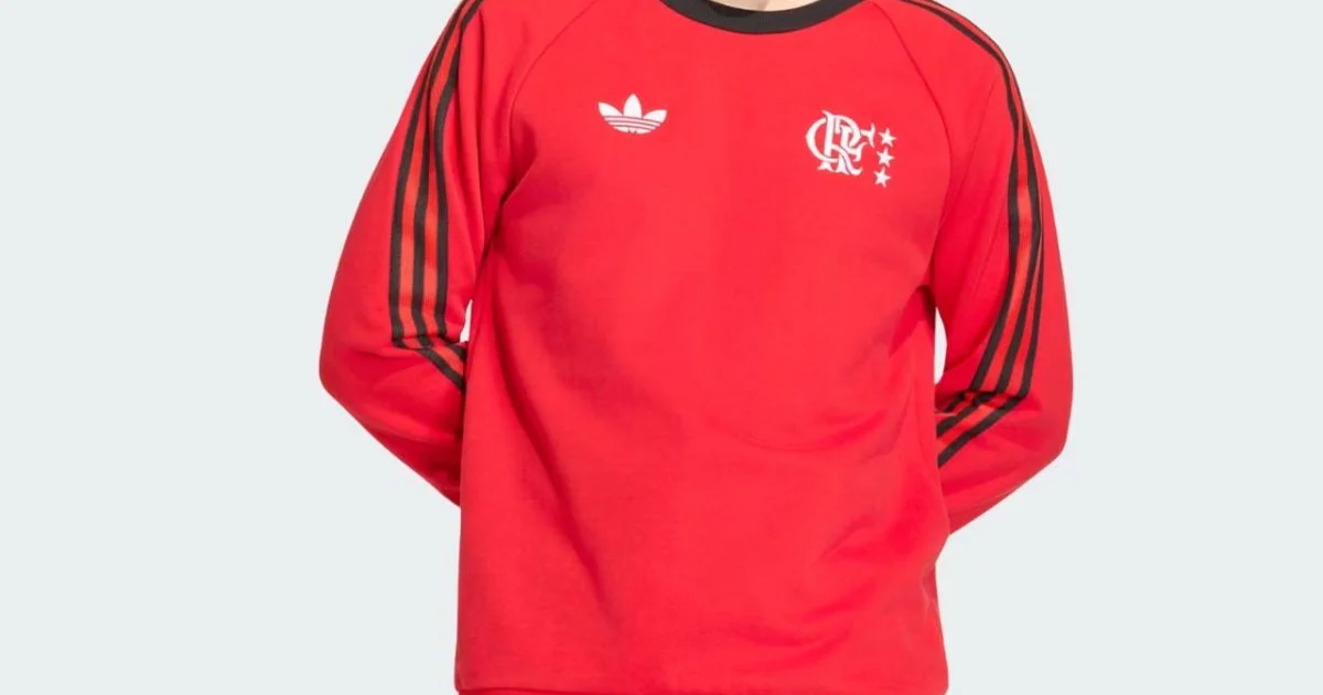 Manequins exibindo coleção premium Adidas Originals inspirada no Flamengo: camisa, moletons, short e jaqueta retrô em vermelho, preto e detalhes dourados