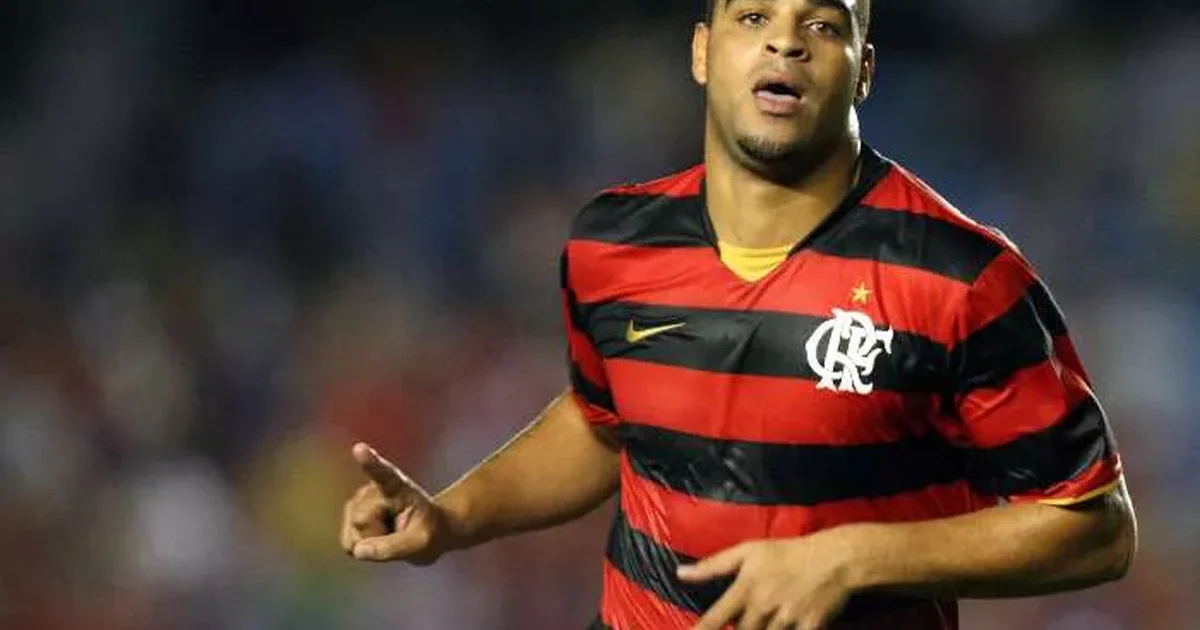 Ilustração editorial de atacante moderno sobreposto a silhueta retrô em estádio ao entardecer, paleta vermelho e preto, torcida ao fundo