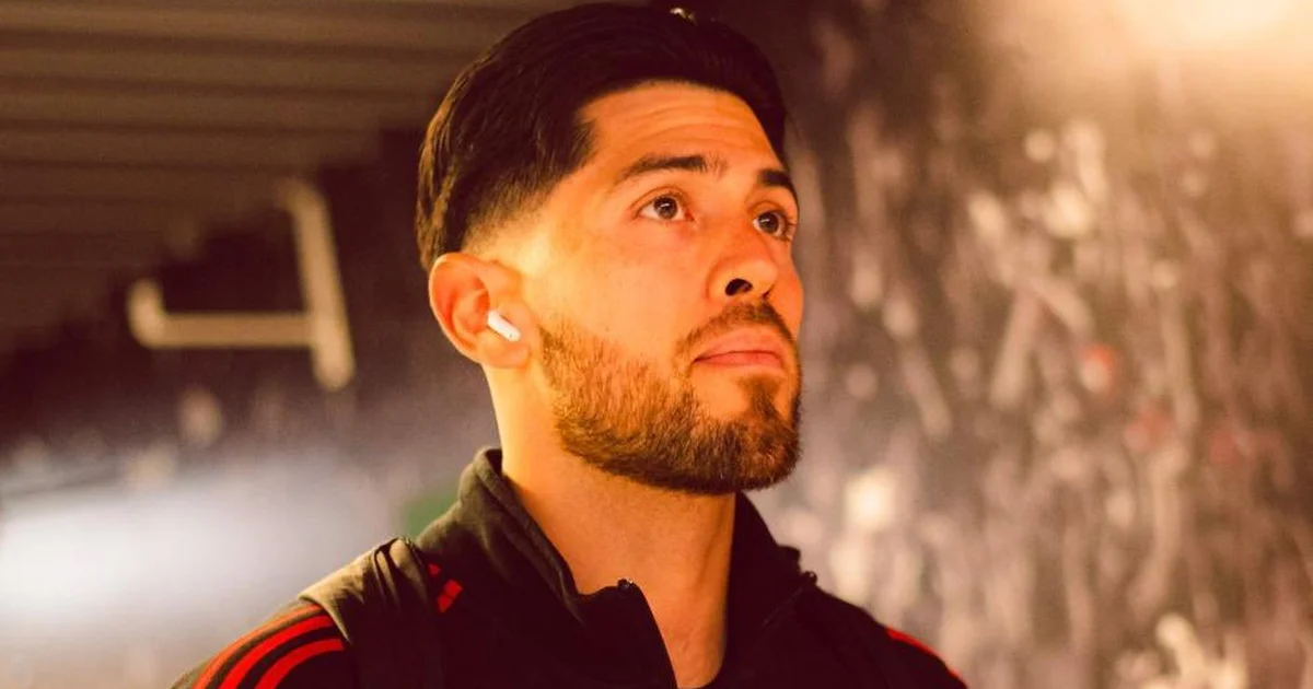 Goleiro em silhueta num estádio com torcida, envelope de proposta flutuando entre cores contrastantes — Agustín Rossi, Besiktas, Flamengo