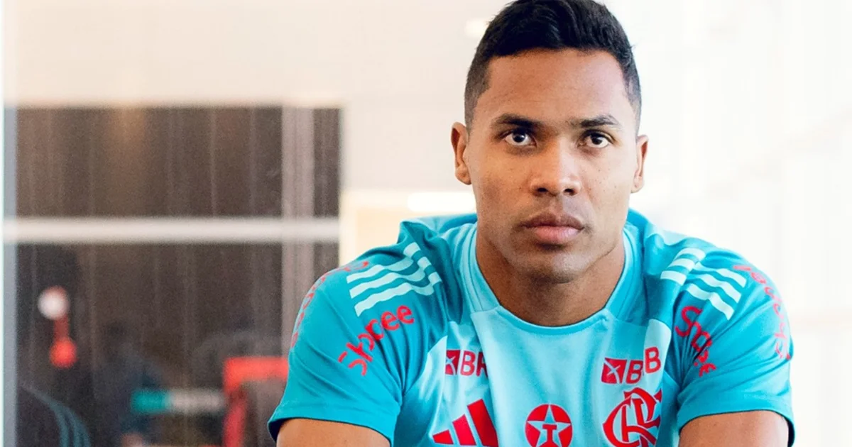 Ilustração editorial: jogador do Flamengo retornando após lesão na coxa, entrando em campo com torcida e atmosfera de Copa Libertadores.