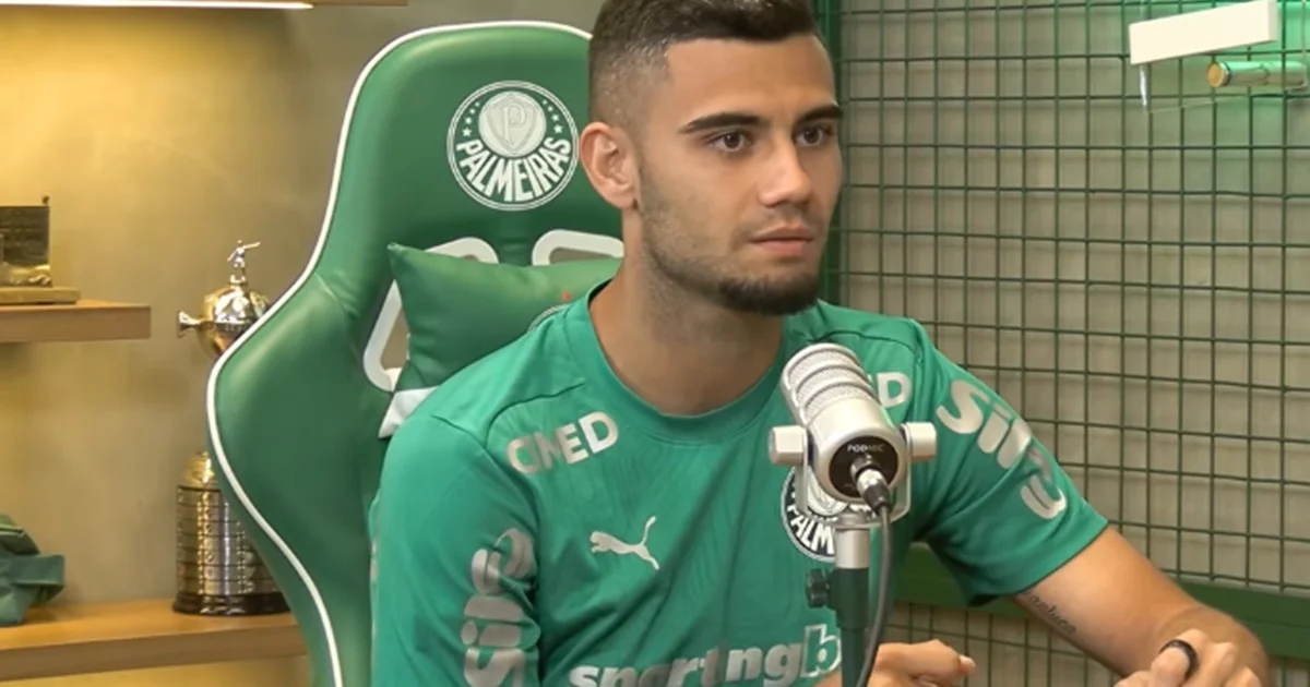 Andreas Pereira estilizado: meia de costas com camisa alviverde no estádio ao entardecer, memória em vermelho do Flamengo.