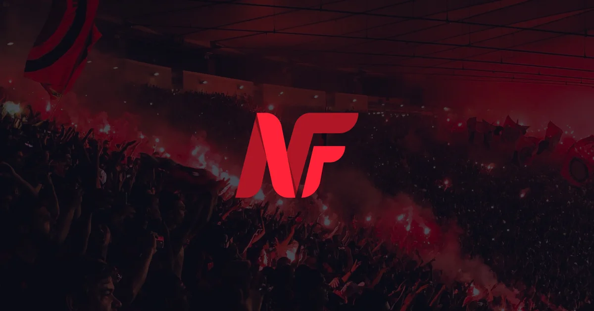 Arrascaeta celebrando o 100º gol pelo Flamengo em estádio lotado, torcida rubro-negra, clima de Recopa