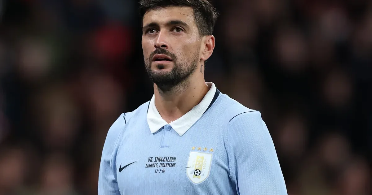 Jogador uruguaio com imobilizador no ombro direito chegando ao estádio para treino, retorno após fratura na clavícula.