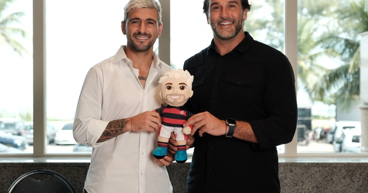 Mascote Arrasquinha em estádio com produtos licenciados, telas de animação educativa e torcida comemorando