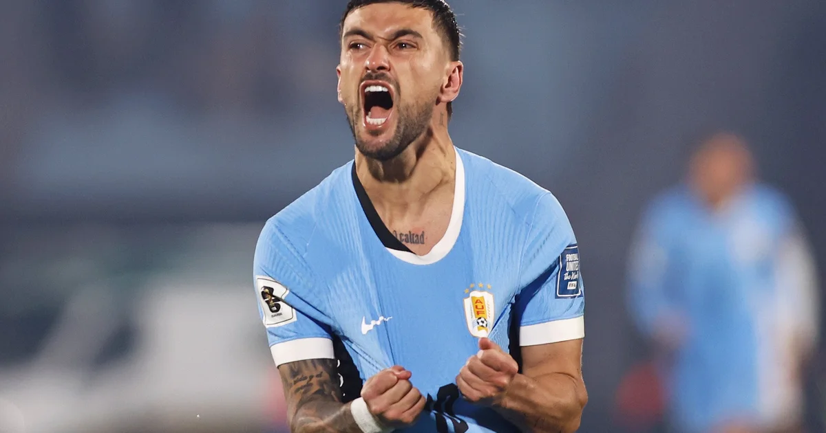 Ilustração de ação em Wembley: jogador de camisa celeste passando a bola para adversário de branco, torcida lotada e iluminação noturna