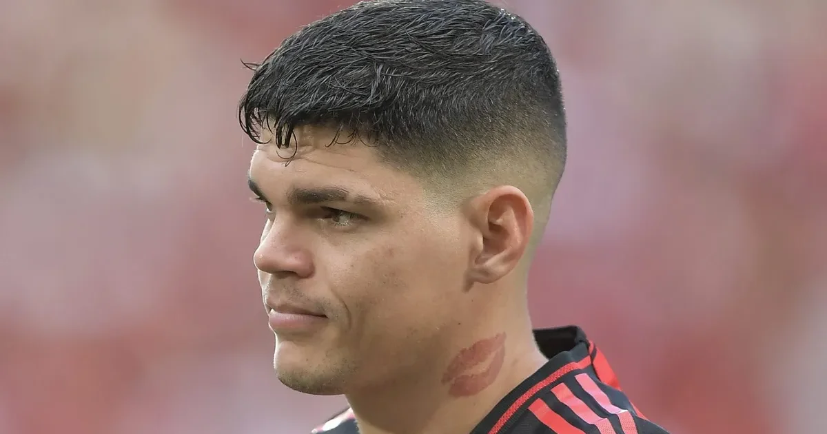 Ilustração editorial: lateral faz recuo fraco no Maracanã, goleiro em apuros e torcida em choque — clima de tensão e pedido de desculpas.