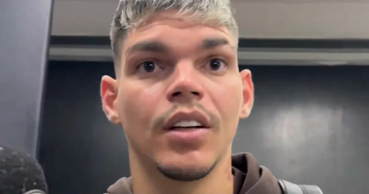 Ilustração editorial: lateral em vermelho e preto vê bola entrar no gol após falha, estádio ao fundo, clima tenso e movimento rápido.