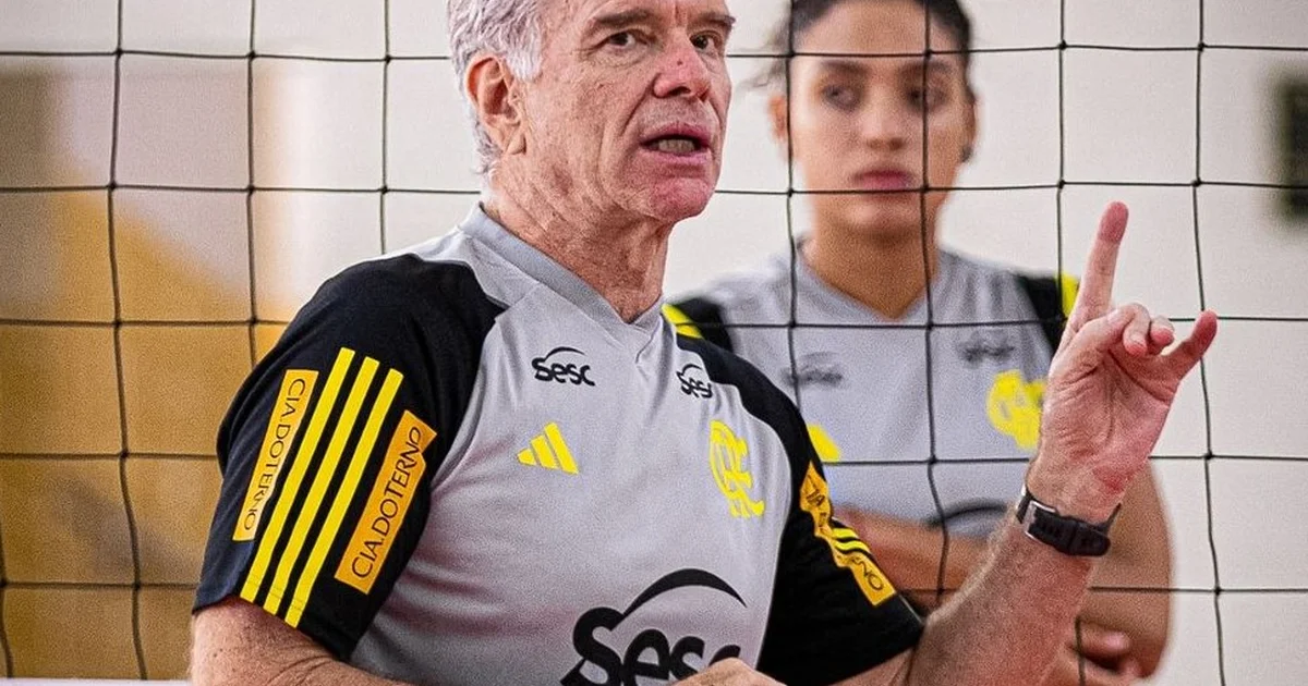 Silhueta de treinador ovacionado nas arquibancadas do Rio Open; público aplaude, mistura de tênis e futebol e foco na Copa Brasil.