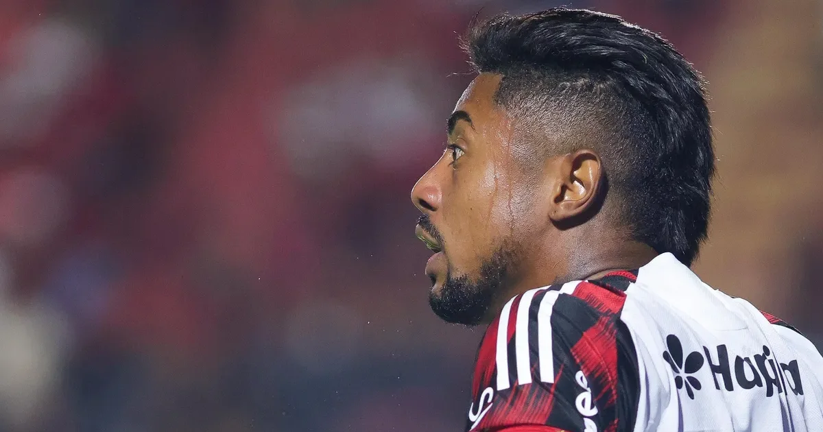 Atacante de costas no banco do estádio, fisioterapeuta e contrato à vista; recuperação de pubalgia e renovação de contrato.