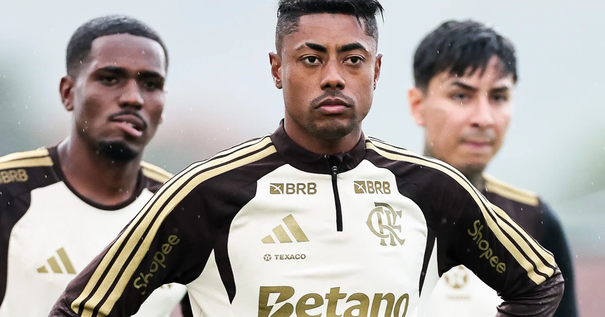 Bruno Henrique em impasse salarial: jogador de camisa 27 sozinho no gramado, estádio vazio e clima tenso com diretoria distante.