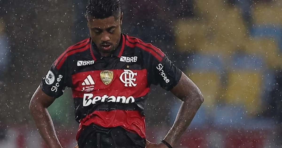 Ilustração: silhueta de Bruno Henrique assinando renovação com o Flamengo até 2027 em estádio lotado, festa em vermelho e preto