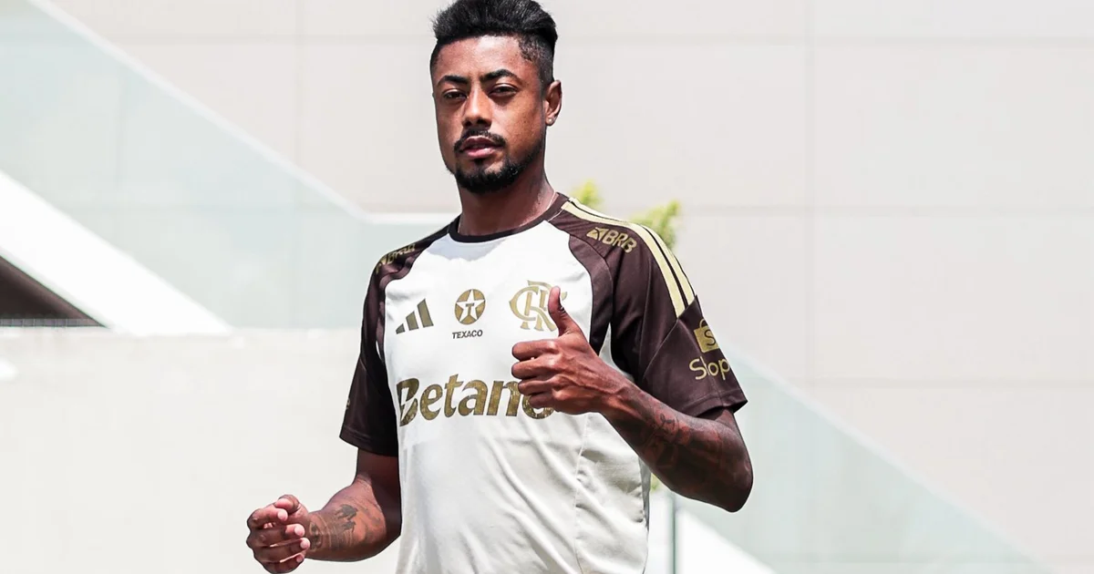 Ilustração editorial de um atacante em recuperação treinando no gramado, fisioterapeuta perto, atmosfera de retorno aos treinos.