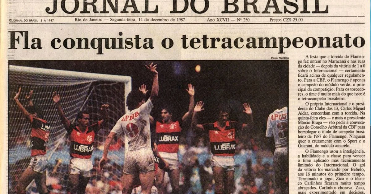 Ilustração editorial de estádio lotado, torcida vermelho-e-preto e amarelo-e-preto, jogadores sem rosto e documento de 1987 sobre o campo