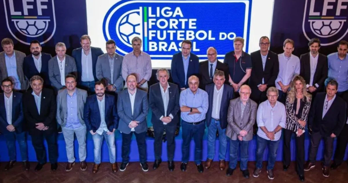 Estádio dividido, bola sobre contratos e etiquetas de preço, simbolizando crise na unificação do Campeonato Brasileiro e venda de direitos pelos clubes