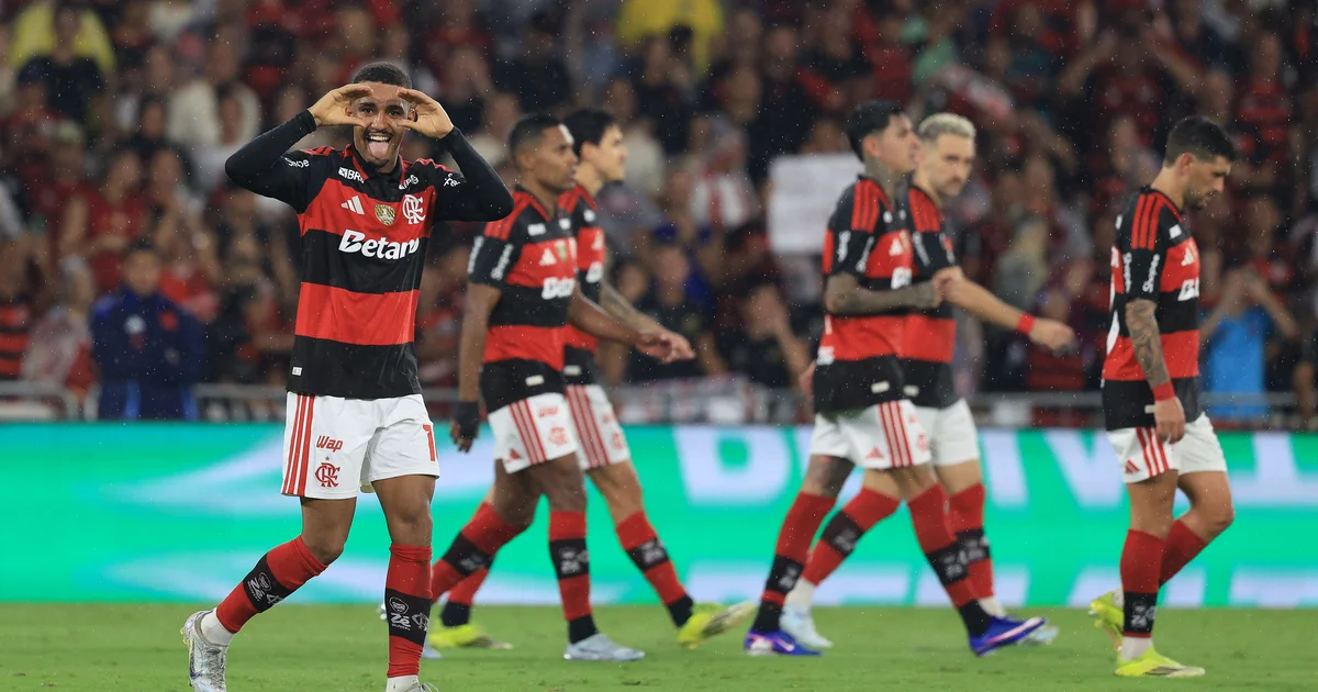 Ilustração editorial de estádio lotado ao entardecer, jogadores em ação e sobreposição de calendário mostrando a maratona de jogos do Flamengo no Campeonato Brasileiro