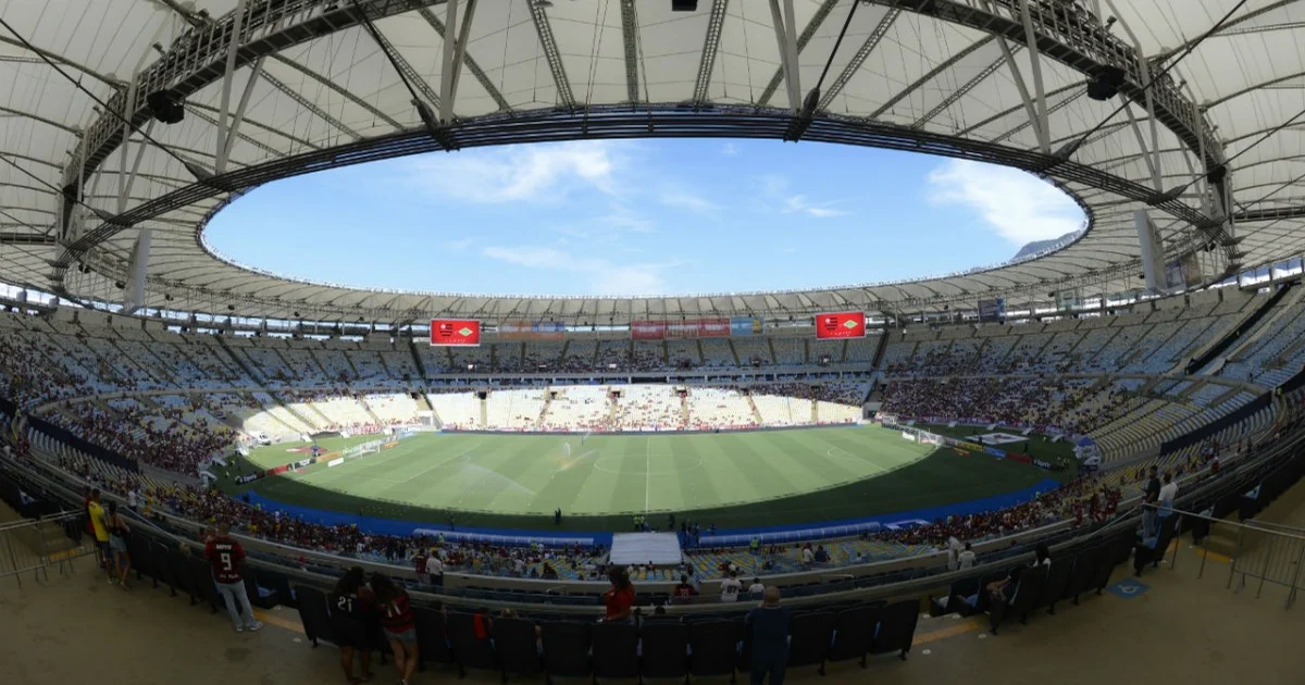 Ilustração editorial do Cariocão 2026: estádio com arquibancadas vazias, ingressos rasgados e queda de arrecadação em destaque.