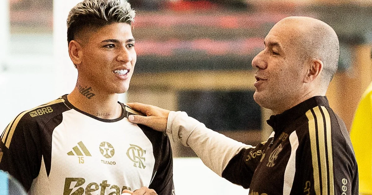 Ilustração editorial: Carrascal ausente, jogador caminhando ao túnel com torcida em vermelho e preto; suspensão de três jogos.