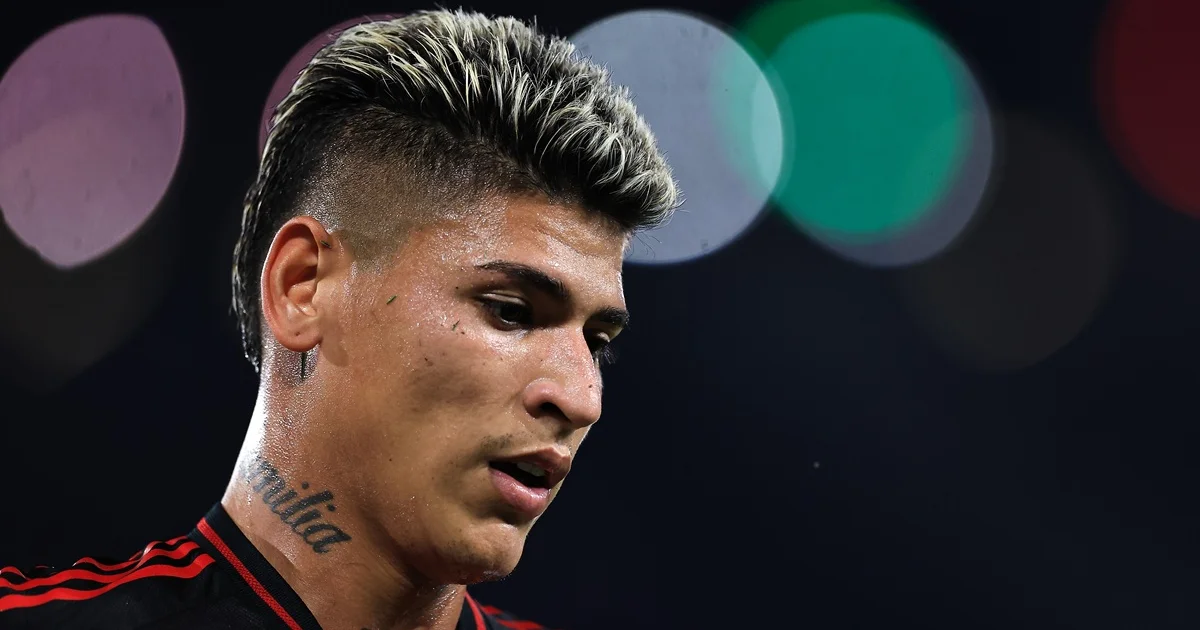 Ilustração editorial: Carrascal retorna ao Flamengo, meia-armador em traje vermelho e preto sem logos, entrando no Ninho ao entardecer