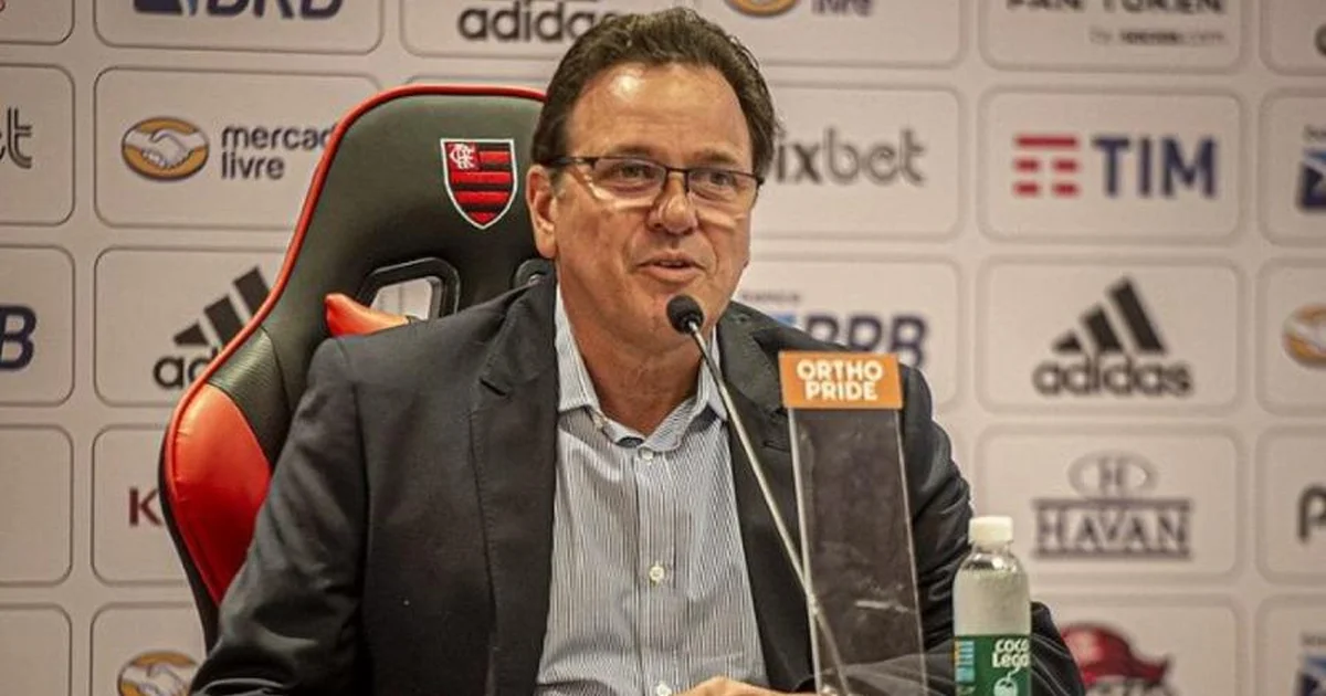 Estádio vazio transformado em tribunal, martelo de juiz no campo, calendário com 18 de maio e carimbo 'adiado' — julgamento do caso Dodien.