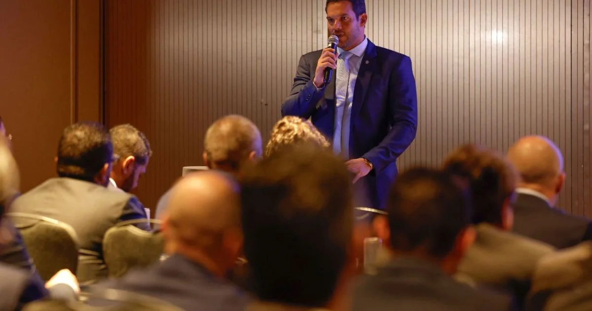 Ilustração editorial: CBF em reunião, cronograma 2026-2027 e estádio com fitas coloridas convergindo para uma liga única do Campeonato Brasileiro.