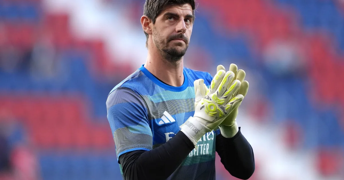 Goleiro em coletiva defende atacante brasileiro; cena no estádio com torcida tensa e faixa por respeito (racismo)