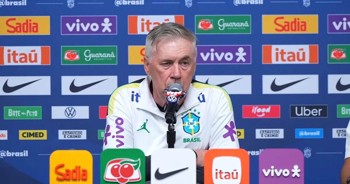 Ilustração editorial: defensor convocado de costas, uniforme neutro, estádio lotado e torcida vibrante na atmosfera de Copa.