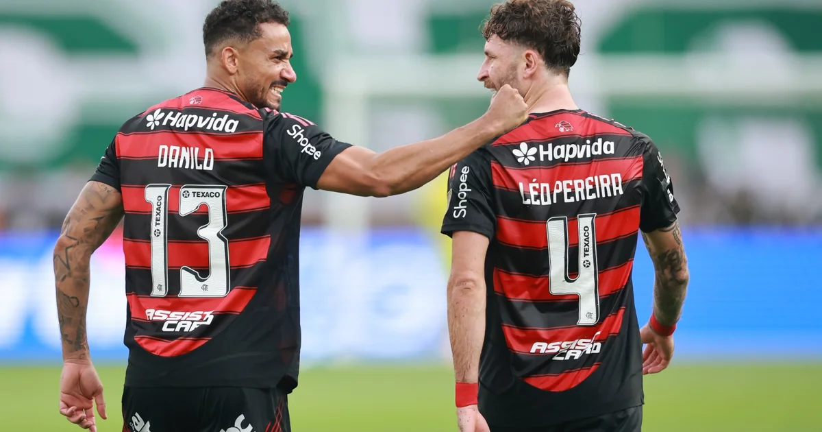 Ilustração: Danilo e Léo Pereira como dupla de zaga da Seleção, estádio de Orlando lotado, torcida e clima de teste contra a Croácia.