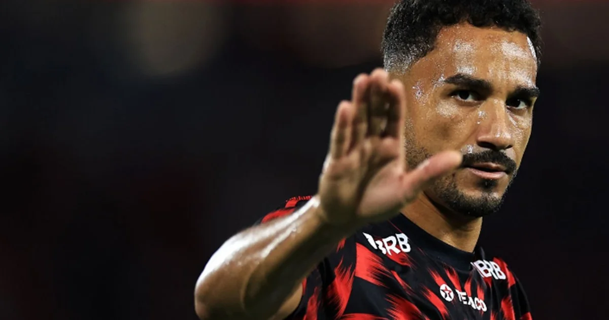 Ilustração de zagueiro veterano em estádio ao pôr do sol, segurando braçadeira e prancheta, simbolizando aposentadoria e ofertas para técnico.