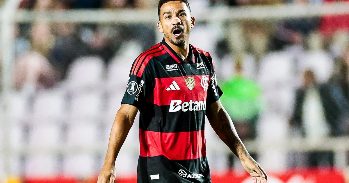 Zagueiro do Flamengo em ação aérea no estádio, torcida vibrante e clima de expectativa pela convocação à Seleção 2026.