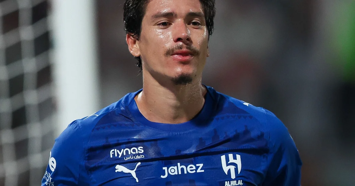 Ilustração editorial de atacante uruguaio em ação no estádio, com torcedores, olheiros e interesse de clubes europeus.