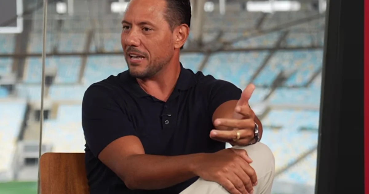 Ilustração editorial do ex-goleiro Diego Alves em estádio lembrando Flamengo, sombras e fitas vermelhas simbolizam pressão, pânico e terapia.