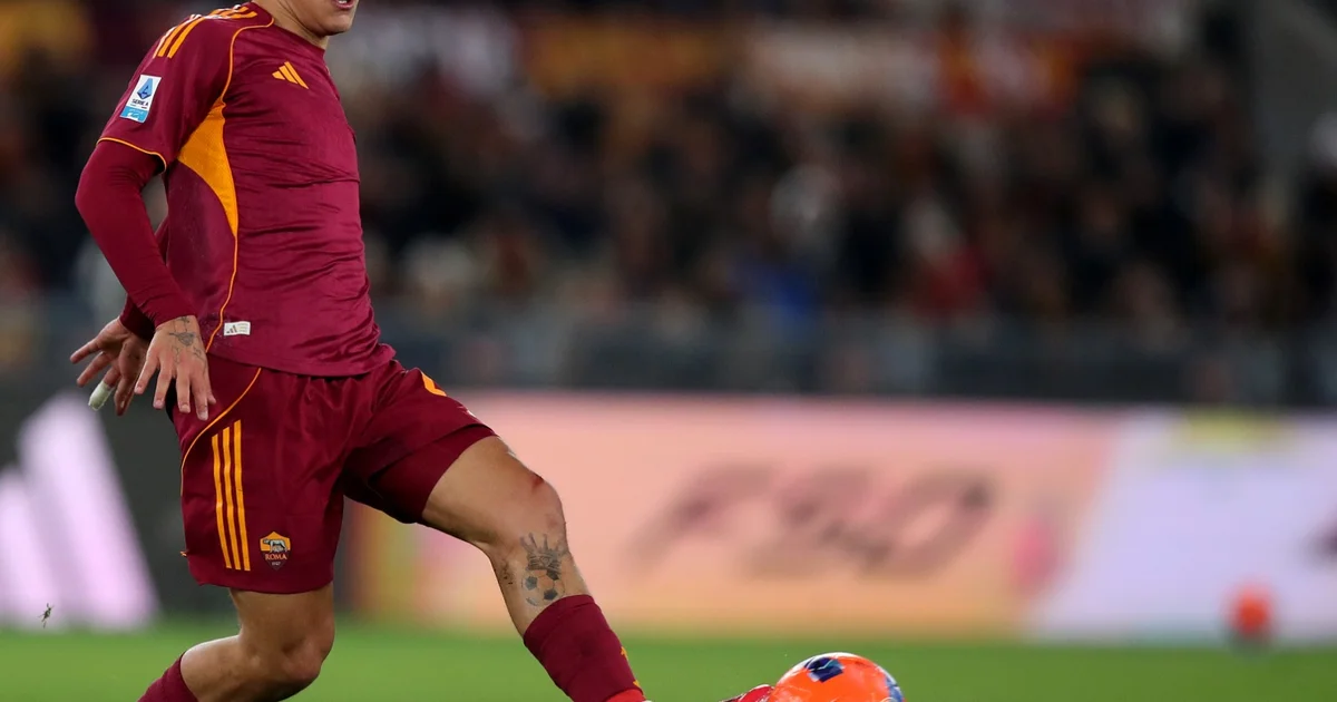 Atacante em silhueta entra em estádio sul‑americano ao pôr do sol; torcida, confete e negociação de transferência em destaque