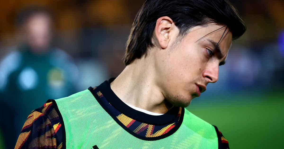 Ilustração editorial: boato vs verdade sobre Dybala e Flamengo, jogador anônimo, imprensa e pilhas de manchetes no estádio.