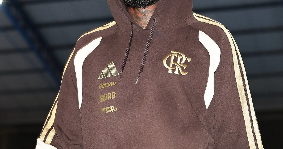 Silhueta de lateral em estádio segurando fatura de €650.000 com balança da justiça, representando Emerson Royal e dívida.