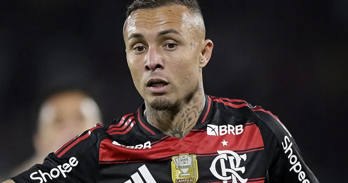 Ilustração editorial: atacante em dúvida no banco, contrato nas mãos e torcida ao fundo — Everton Cebolinha, futuro no Flamengo.