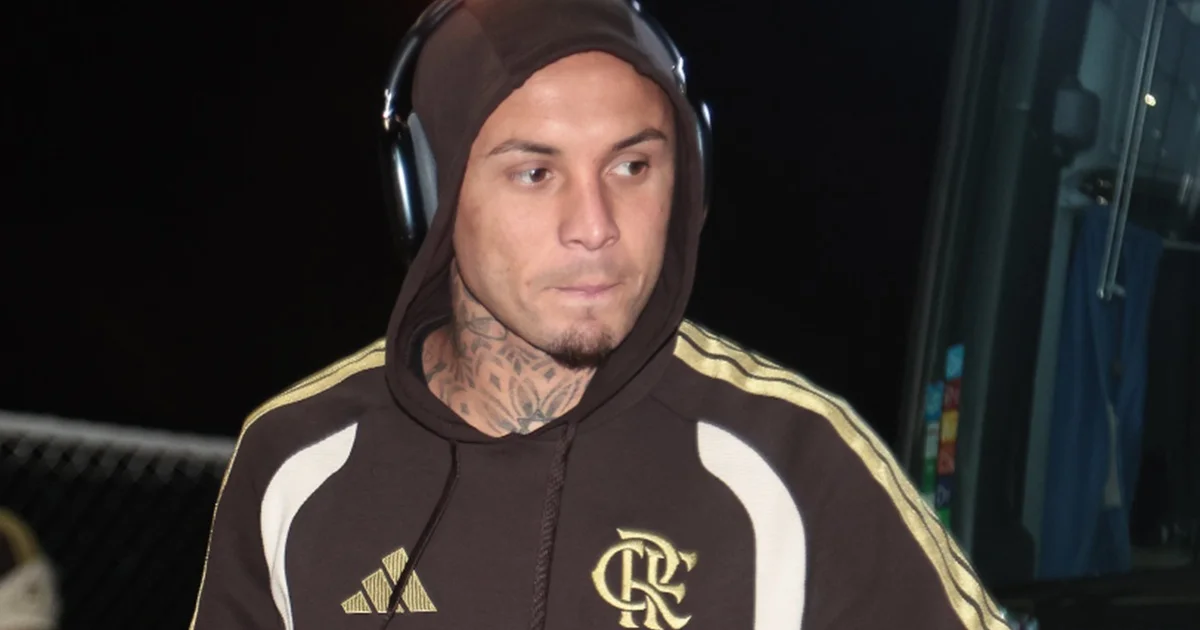 Ilustração editorial: atacante Everton Cebolinha com comissão técnica europeia liderada por Leonardo Jardim à beira do campo, clima profissional.