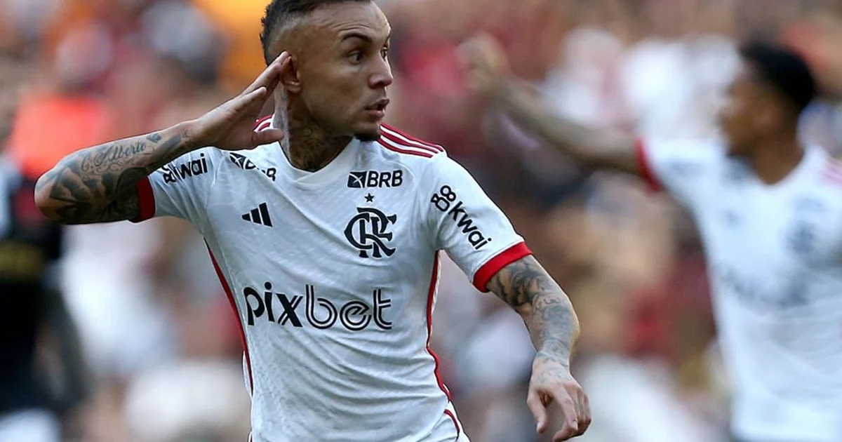 Atacante de costas caminhando para o túnel ao pôr do sol, calendário de julho ao fundo — venda e transferência pelo clube.