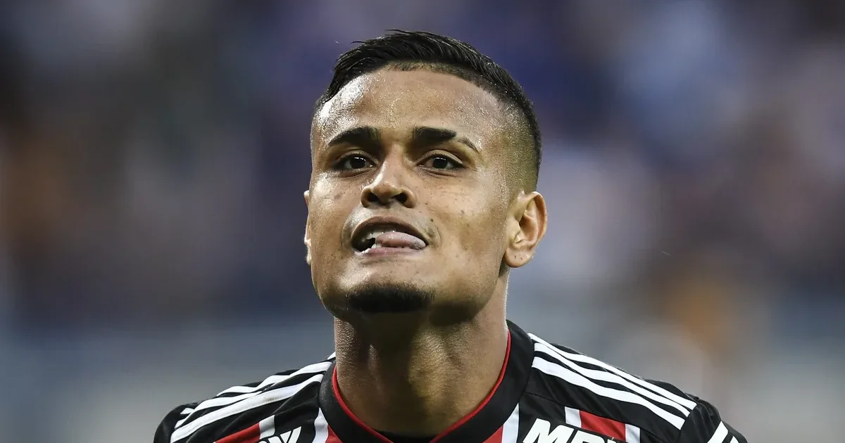 Ilustração de jogador anônimo no banco do estádio vazio, botas na mão e camisa sem logo, simbolizando incerteza no futuro da carreira.