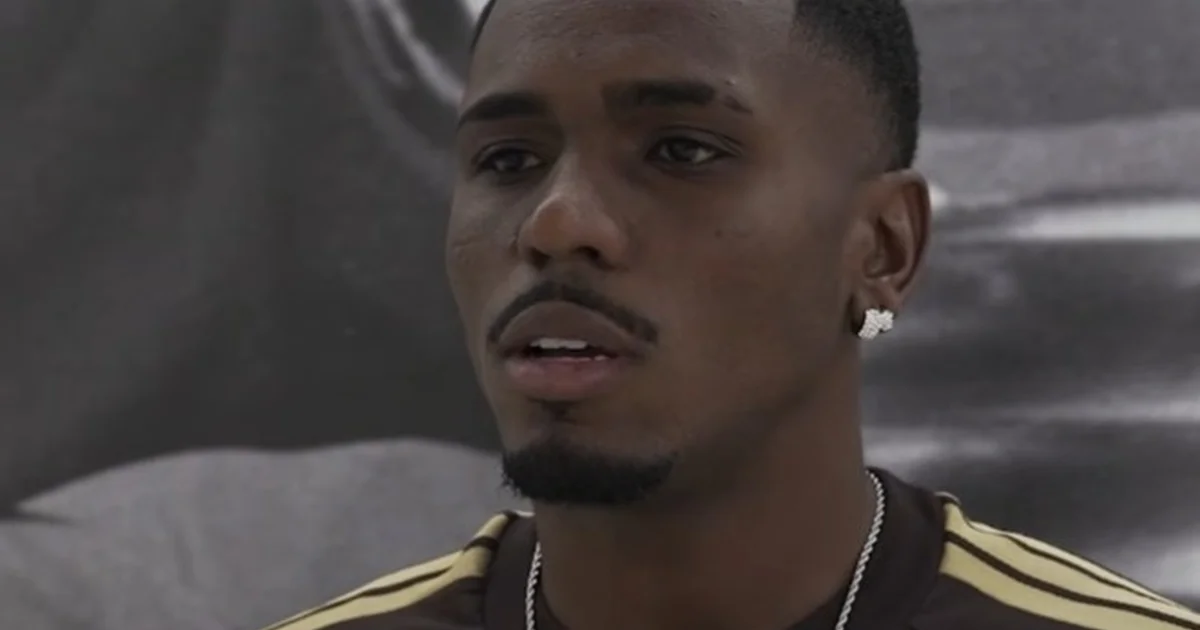 Ilustração editorial: volante em disputa no estádio com VAR à esquerda e sala do STJD revisando lance à direita, clima de alívio.