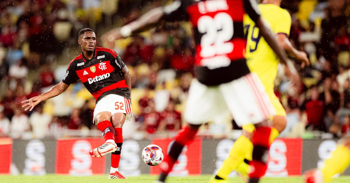 Meio-campista Evertton Araújo em ação, comprometimento com o Flamengo, estádio lotado em tons rubro-negros