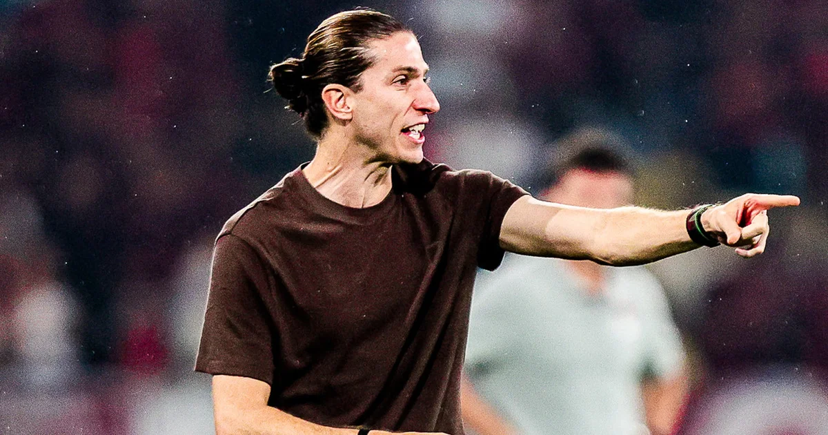 Ilustração editorial: técnico Filipe Luís em silhueta no campo à noite, placar com '100' e atmosfera de decisão da Recopa, torcida em vermelho e preto.