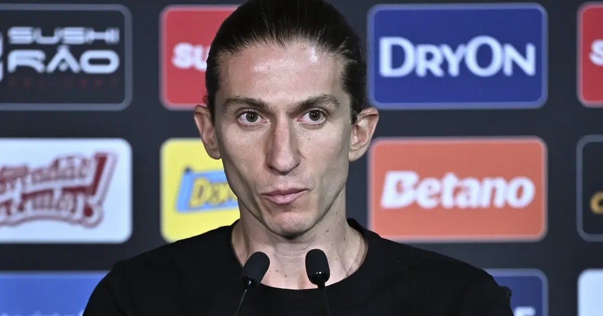 Silhueta de ex-jogador/treinador com mala saindo de estádio rumo a skyline europeu e avião; atmosfera de decisão e mudança no futebol.