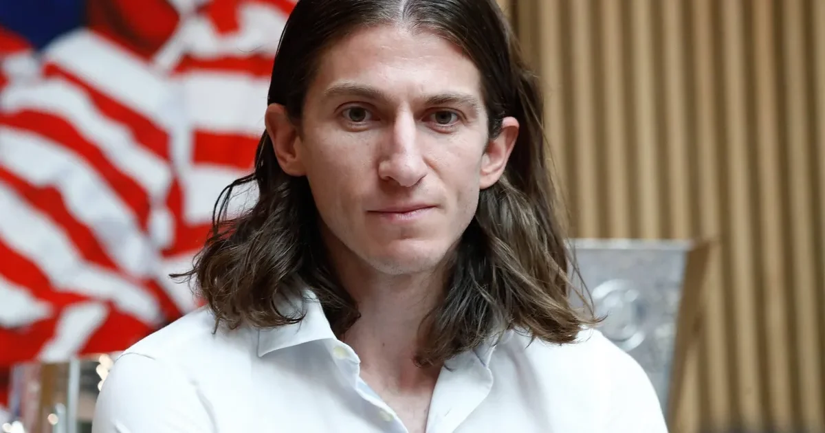 Silhueta de treinador saindo do túnel com mala e propostas, câmeras e torcida ao fundo; mercado, demissão e especulação no futebol.