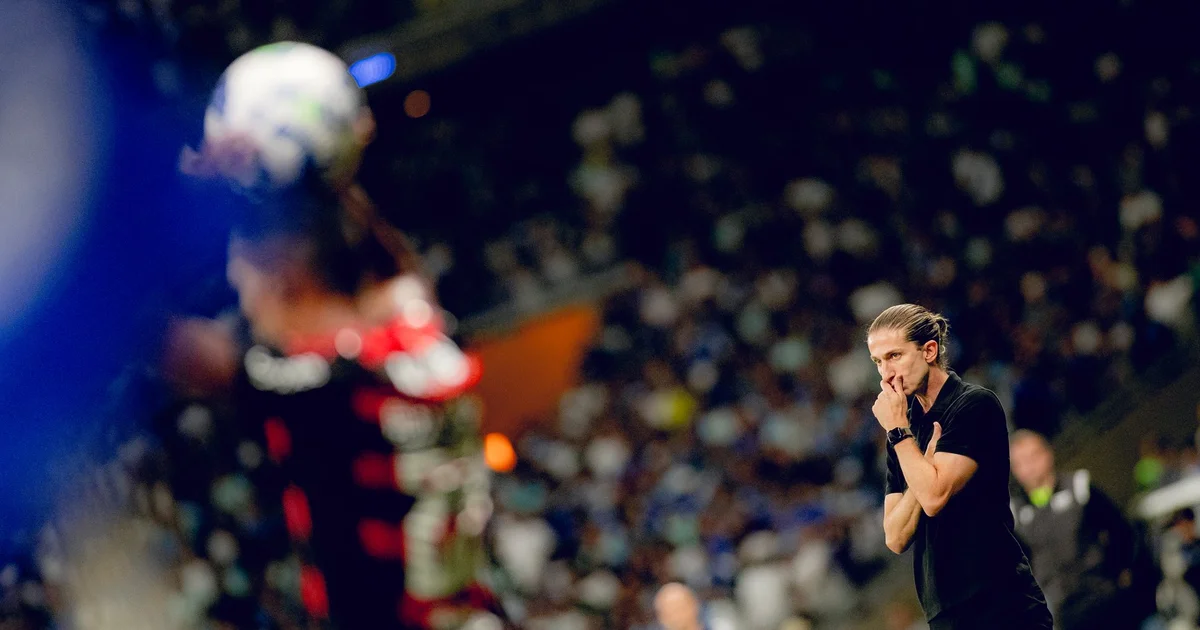 Ilustração editorial: técnico sem rosto deixa estádio brasileiro em cores quentes rumo a um horizonte europeu em tons frios, simbólico.