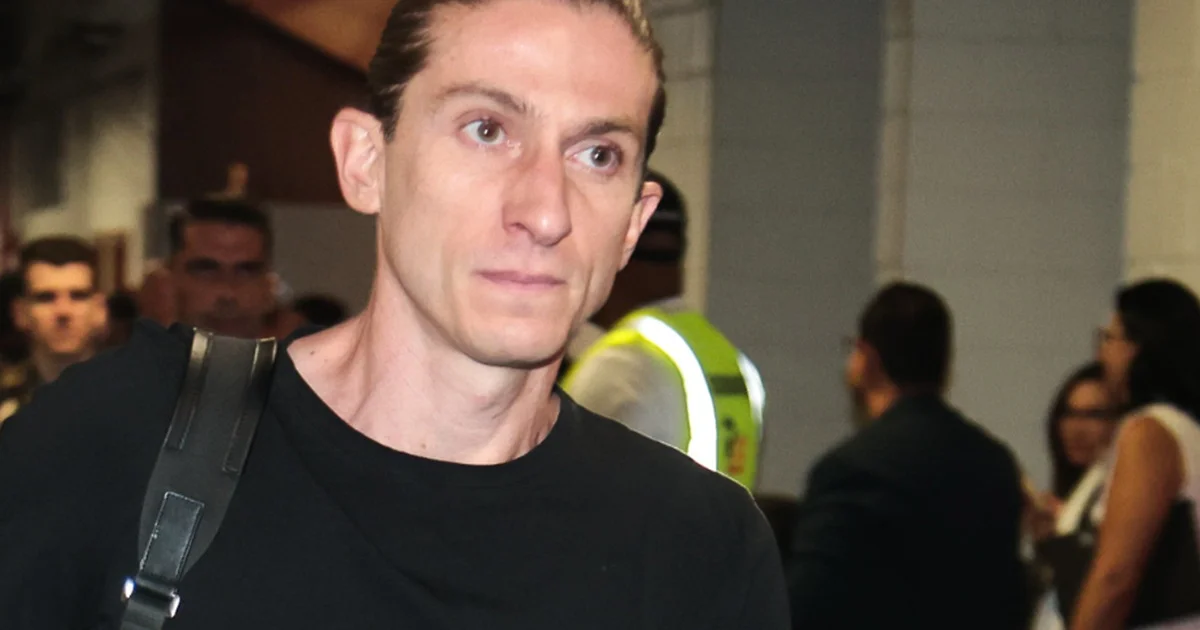 Silhueta de treinador em estádio vazio com mala, prancheta e mapa da Europa sobre o gramado, simbolizando mercado europeu e sabático.