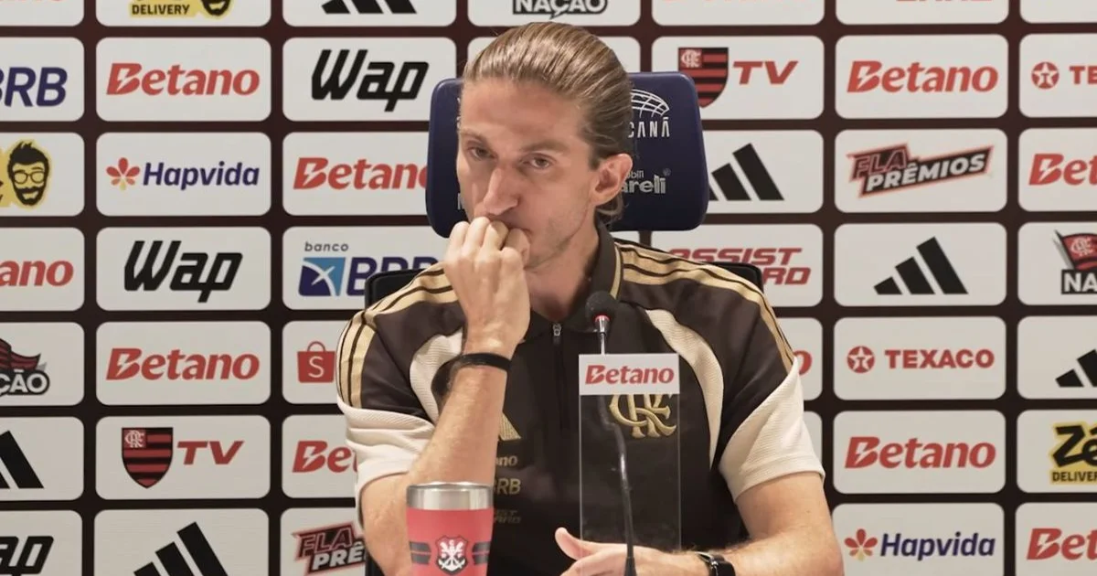 Ilustração editorial: estádio iluminado, treinador em coletiva e jogador com punho erguido contra racismo no futebol