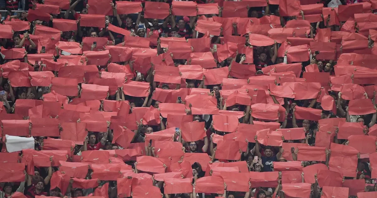 Ilustração editorial de estádio com torcida em vermelho e preto, número 15 flutuante e contador 71,6M destacando Flamengo como 15º clube mais seguido.