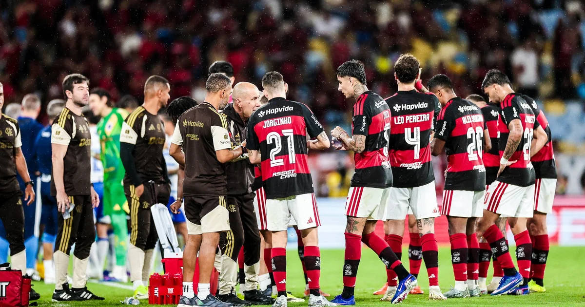 Estádio lotado em tons rubro-negros, jogador celebrando e o número 25 em destaque, simbolizando 25 jogos invictos como mandante.