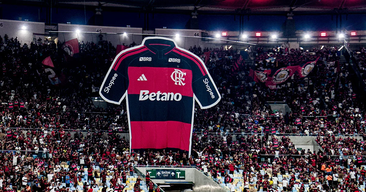 Panorâmica do Maracanã lotado: torcida em vermelho e preto, confetes e chute a gol; 35 mil ingressos vendidos, expectativa de 65 mil.